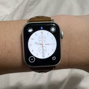 Apple Watch Series 4 - 40mm aluminum with Charging Stand and 9 watch bands